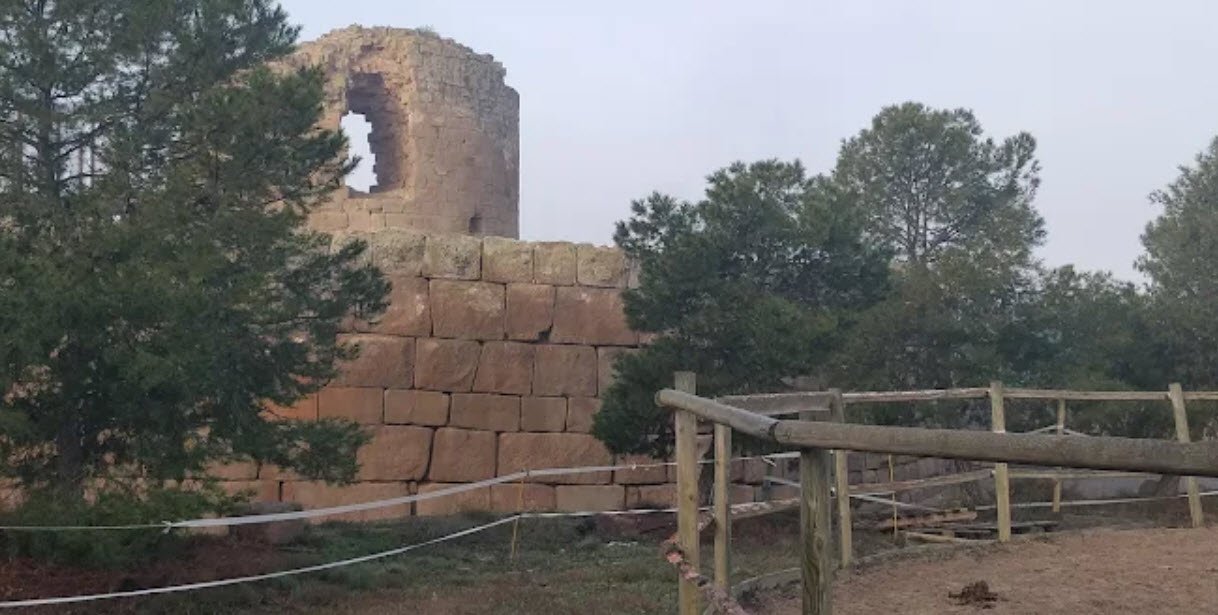 Castell de Castellnou d'Ossó. Ruïnes, Spain